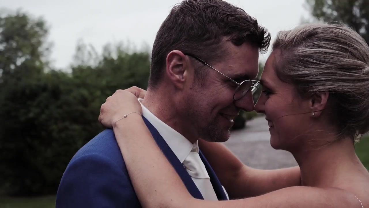 Still uit de trouwfilm van Julie en Robbert