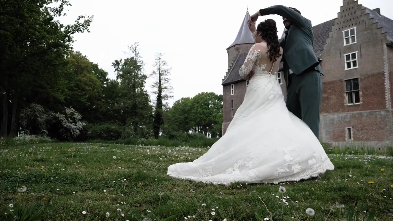 Still uit de trouwfilm van May en Nick